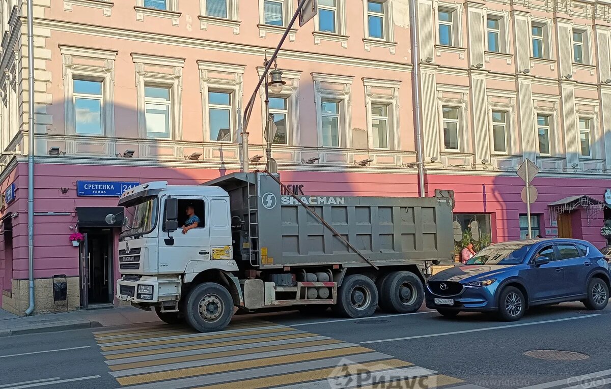 Китайский самосвал SHACMAN в центре Москвы. 
© «Ридус»