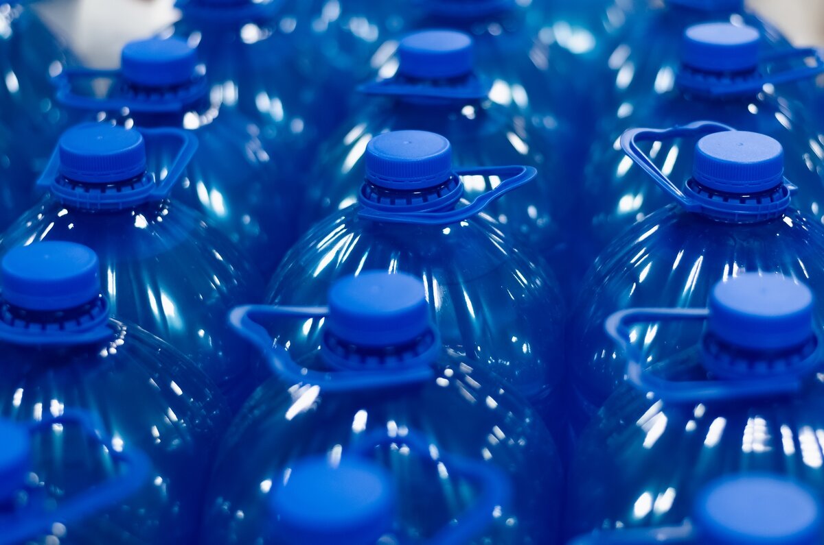 Сделайте запас воды. Пластиковая бутылка 05л синий цвет. Много при много синего.