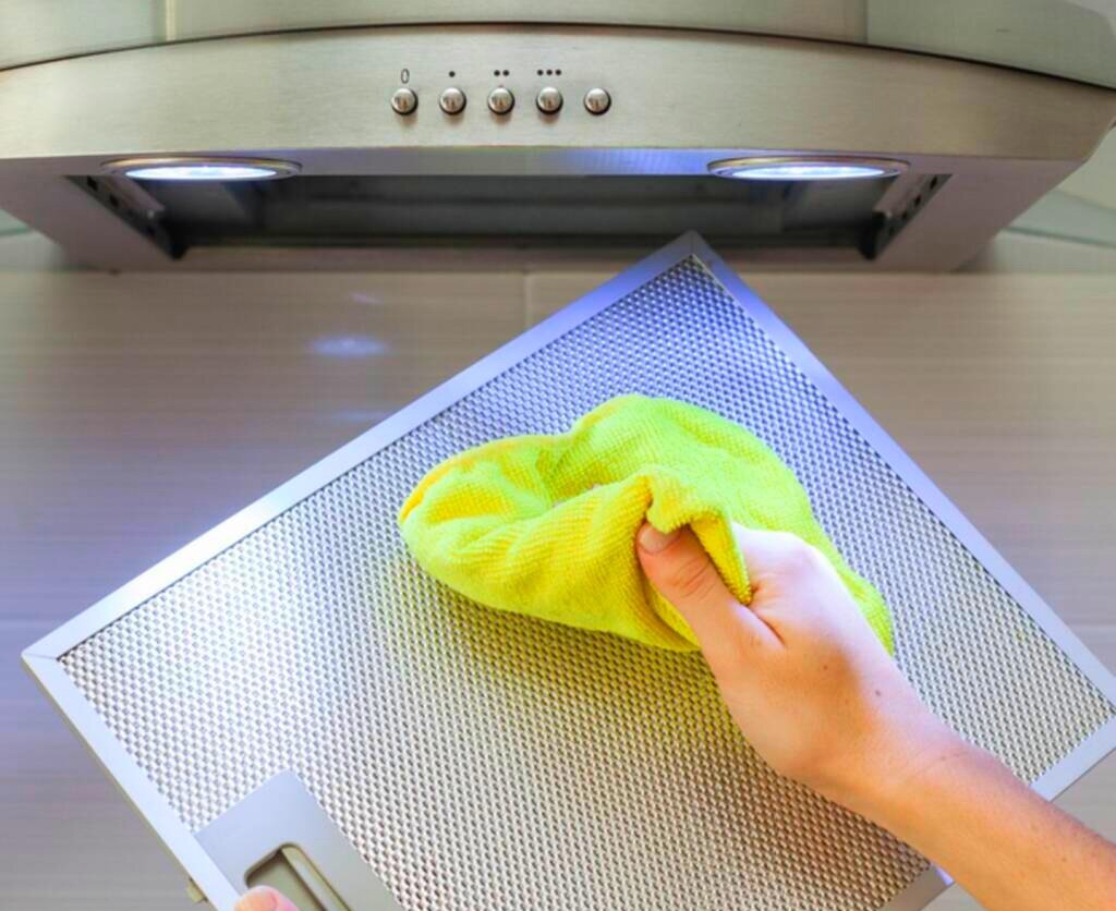 Почистить решетку от вытяжки на кухне в домашних условиях