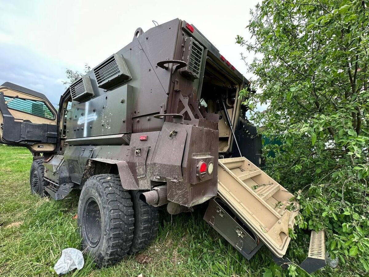    Брошенная бронемашина украинских диверсантов в Белгородской области© Фото : Настоящий Гладков / Telegram