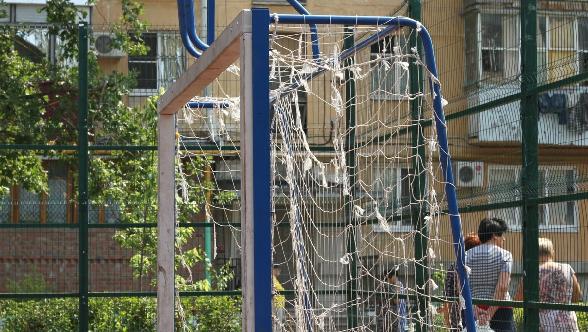     Частым виновником несчастных случаев на спортплощадках становятся футбольные ворота, об этом корреспонденту RostovGazeta рассказал ростовский урбанист Артемий Зайцев.