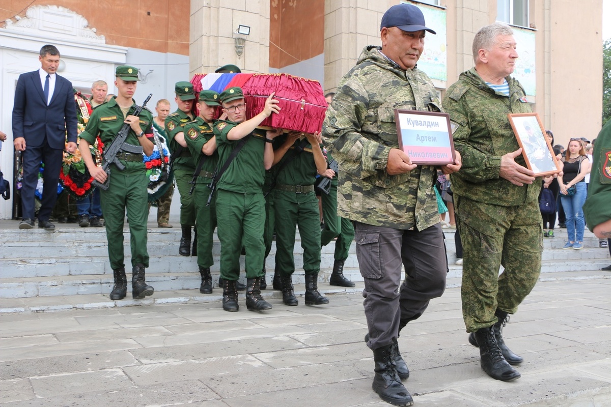  📷    Орск простился с сержантом Артемом Кувалдиным, погибшим под Донецком Марина Шарт