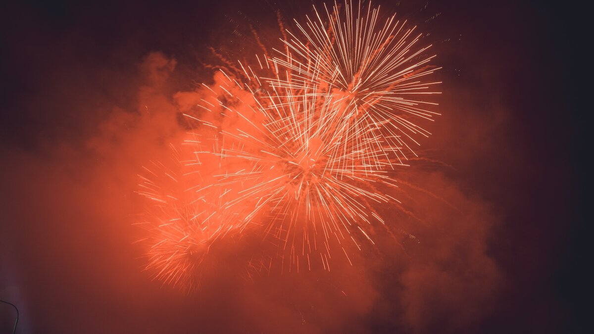     Волгоградцев зовут посмотреть салют, который так и не прогремел 12 июня из-за непогоды. Салют запустят вечером 17 июня в ЦПКиО.