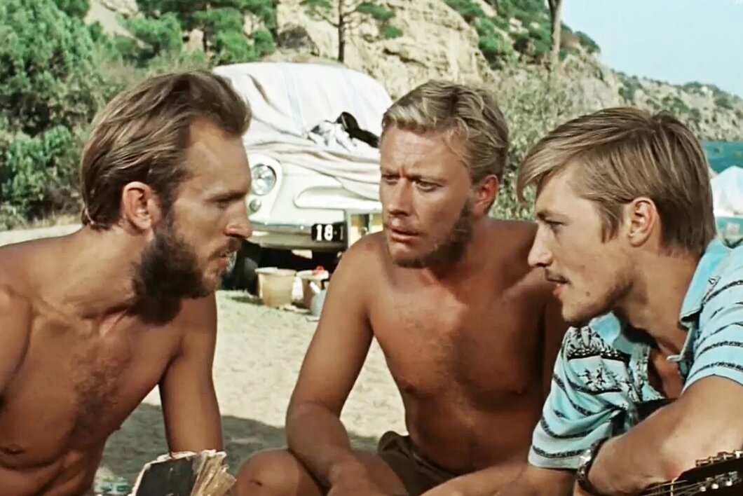 В 1963 году режиссер Генрих Оганесян снял фильм «Три плюс два» про отдых молодой компании на морском побережье.-2