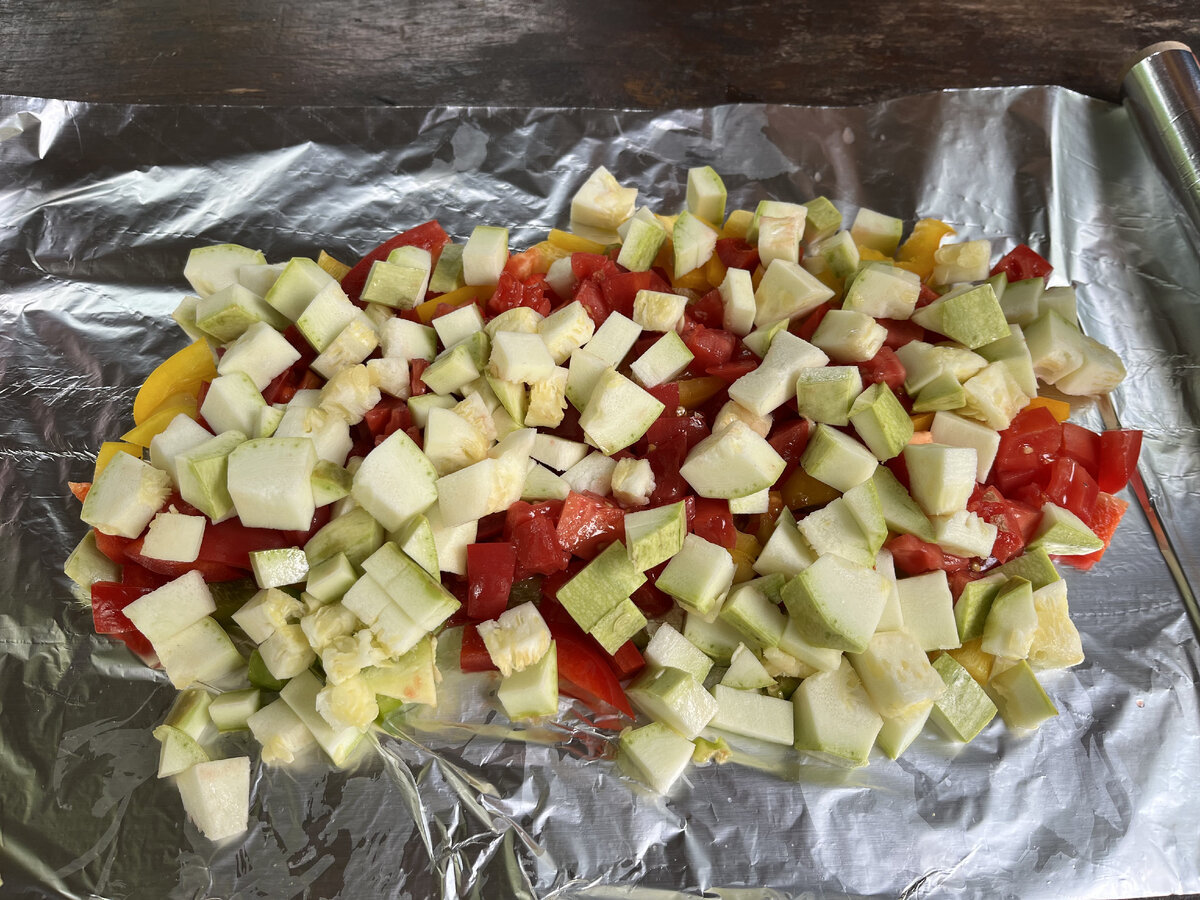 внизу перцы, сверху помидор и кабачок, баклажан в нарезке, а лук я забыла. Но без него тоже вкусно.