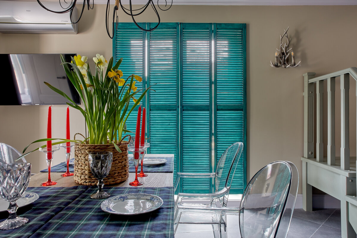 На фото - сосна с покрытием краской, и эффектом старения