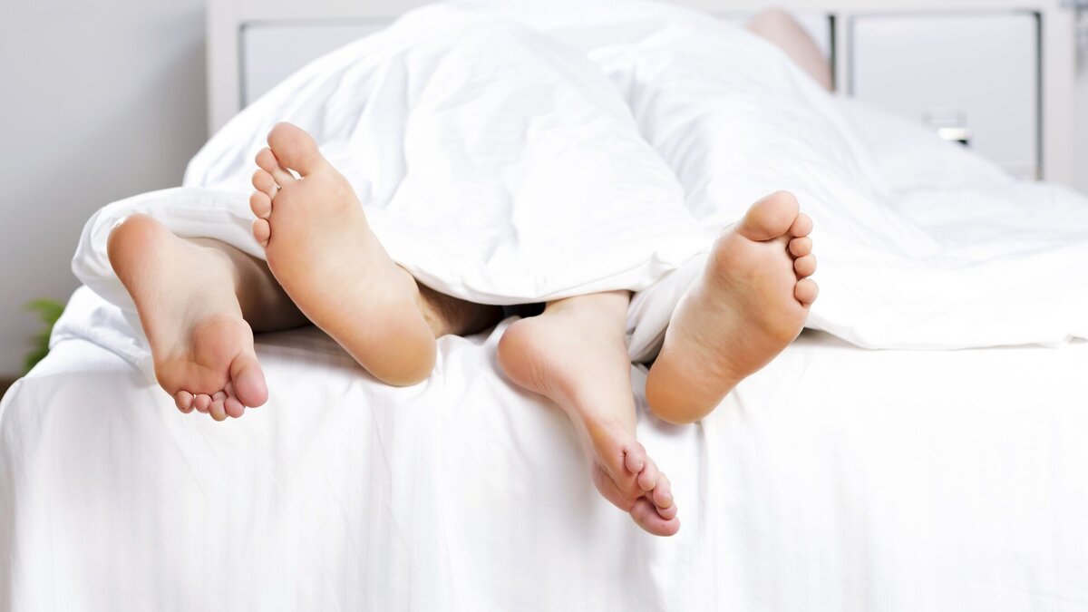 Муж трахает пяную спящую жену в попку
