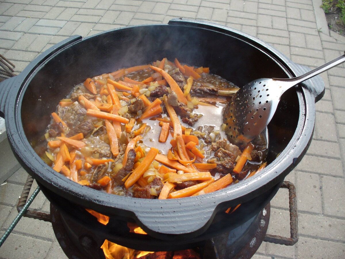 Готовим вкусно в казане. Weber Spirit плов в казане. Плов в казане. Плов в казане на костре. Казаны для плова на костре.