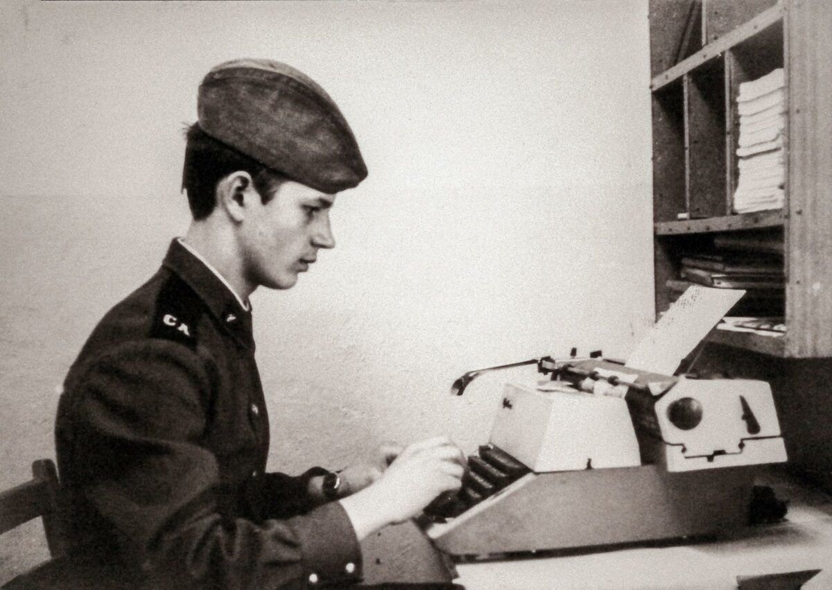 Штабный писарь. Источник: Яндекс картинки