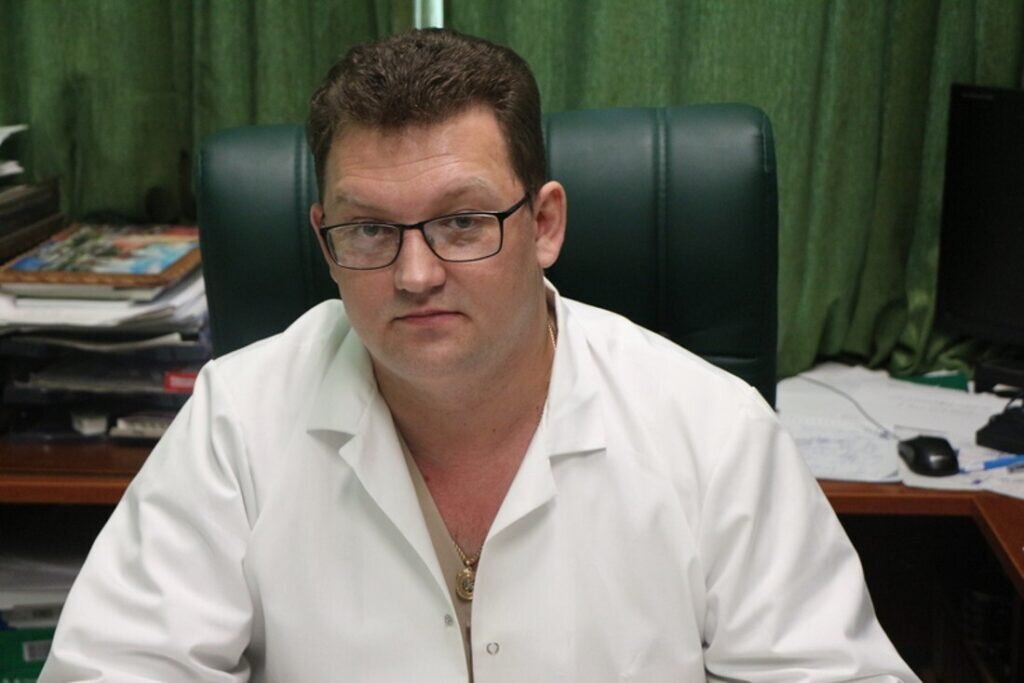 Максим Страхов в рабочем кабинете