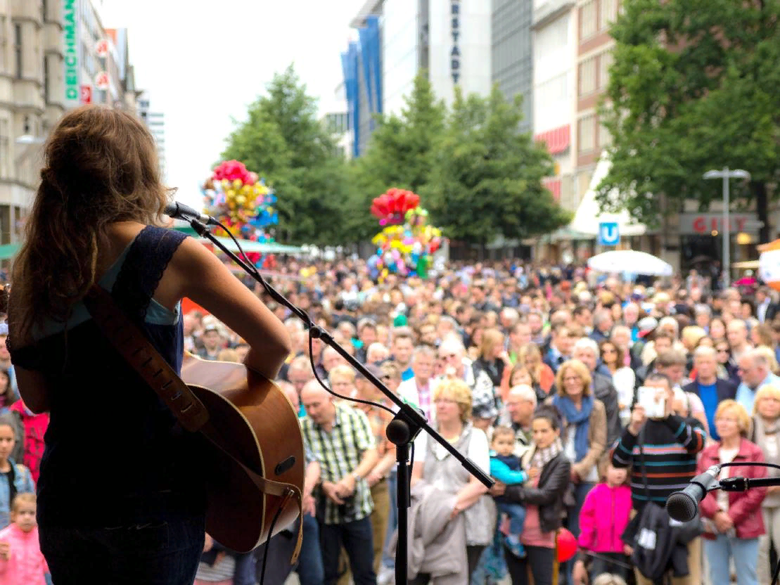 Муз праздника. Fête de la musique во Франции. Фестиваль музыки во Франции. Музыканты на праздник. Музыкальный праздник.