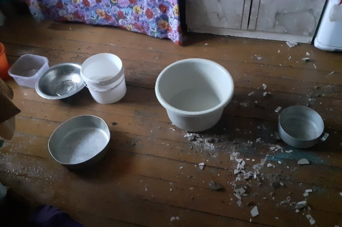    81-летняя тоболячка подставляет тазики, чтобы не ходить дома по лужам