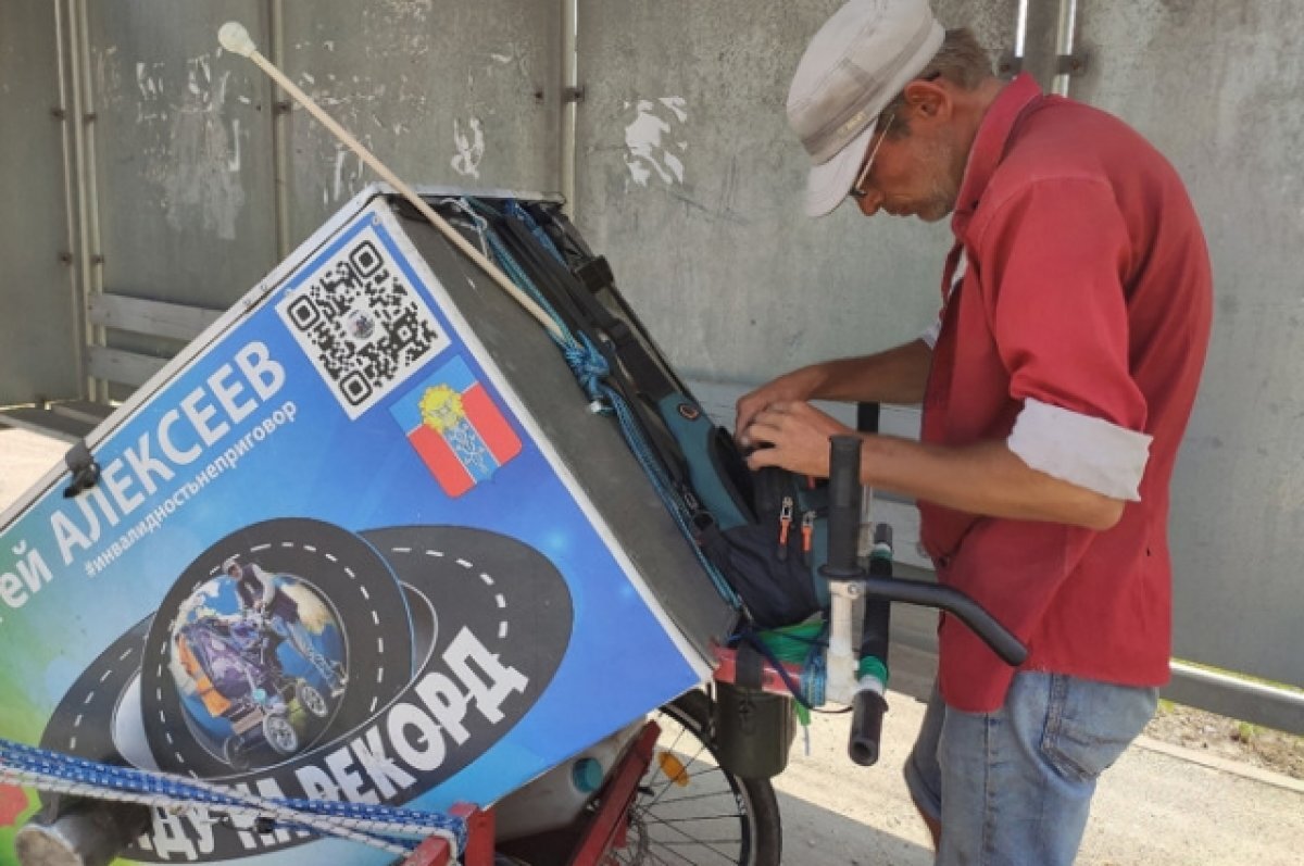    Водители заметили слабовидящего путешественника с тележкой на М-10 в Твери