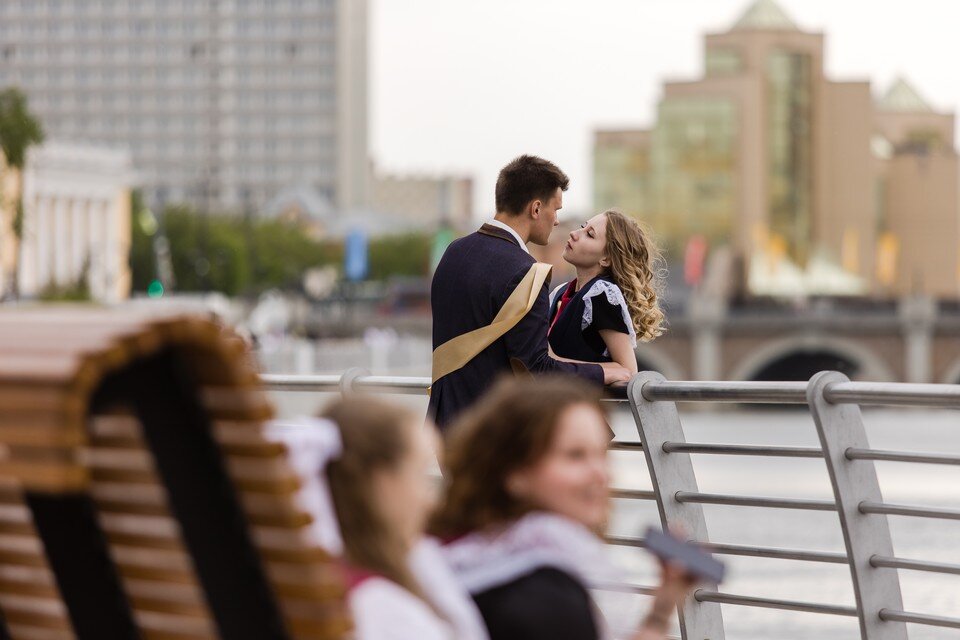    Любимое место для прогулок выпускников - новая набережная в Челябинске. Валерий ЗВОНАРЕВ