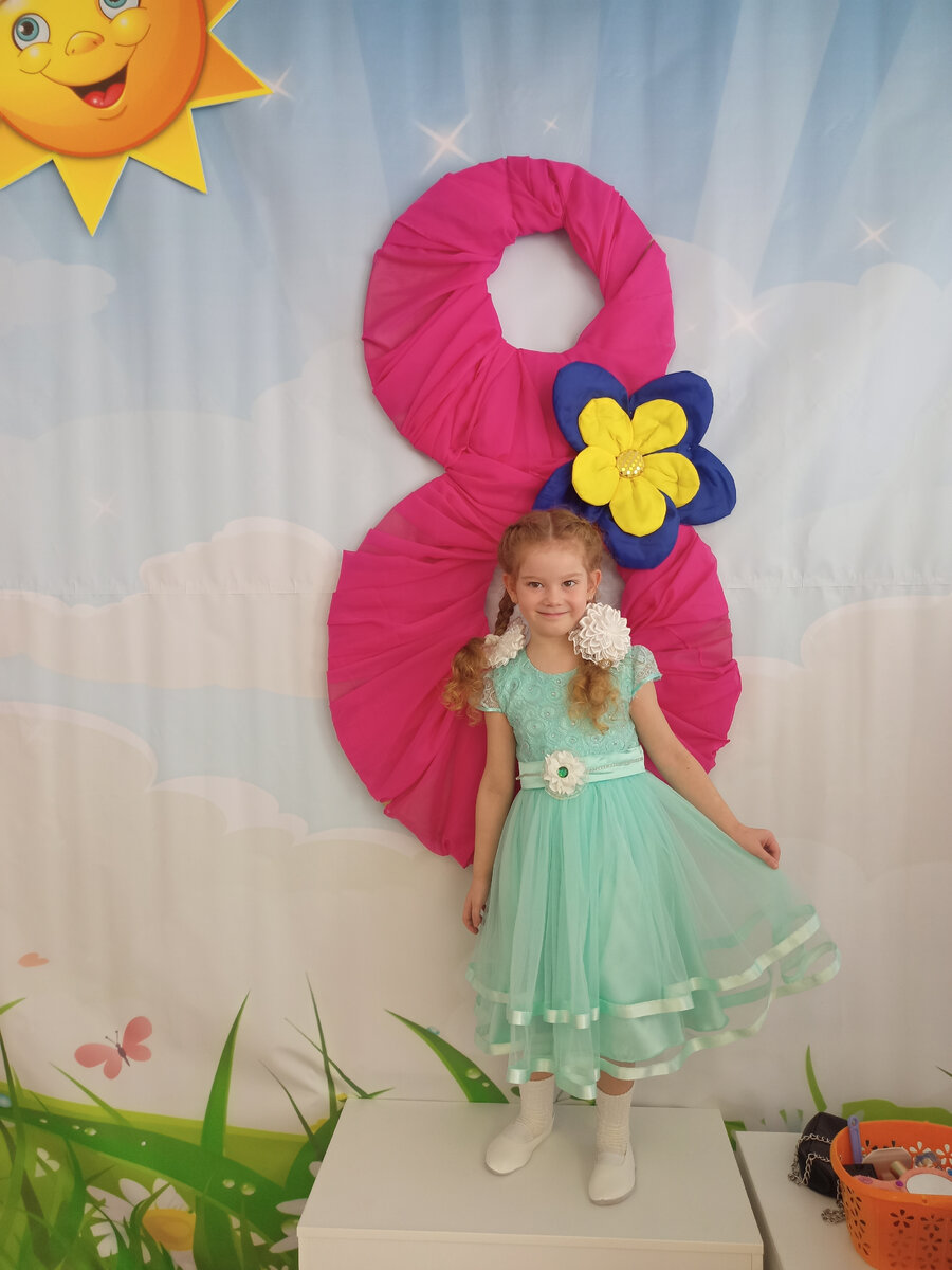 На утреннике к 8 марта, младшая дочка, фото из личного архива