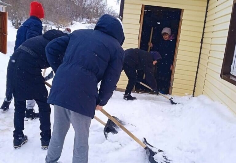    Кувандыкские школьники расчистили двор семье мобилизованного земляка после снегопада Марина Шарт
