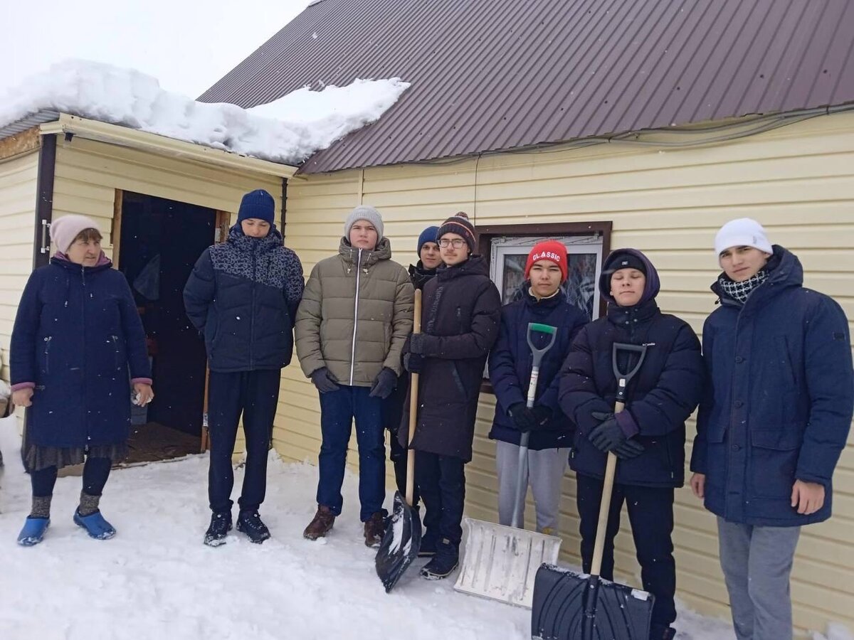    Кувандыкские школьники расчистили двор семье мобилизованного земляка после снегопада Марина Шарт