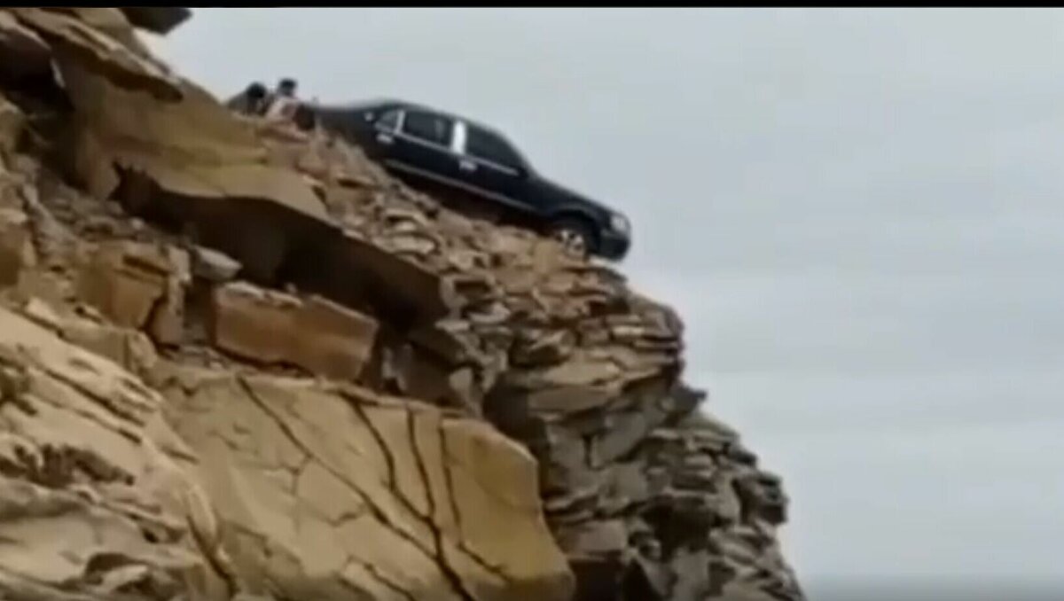     Ни в чем неповинный автомобиль скинули с обрыва на острове Русский. Во Владивостоке начались съемки нового фильма «777» Александра Ханта.