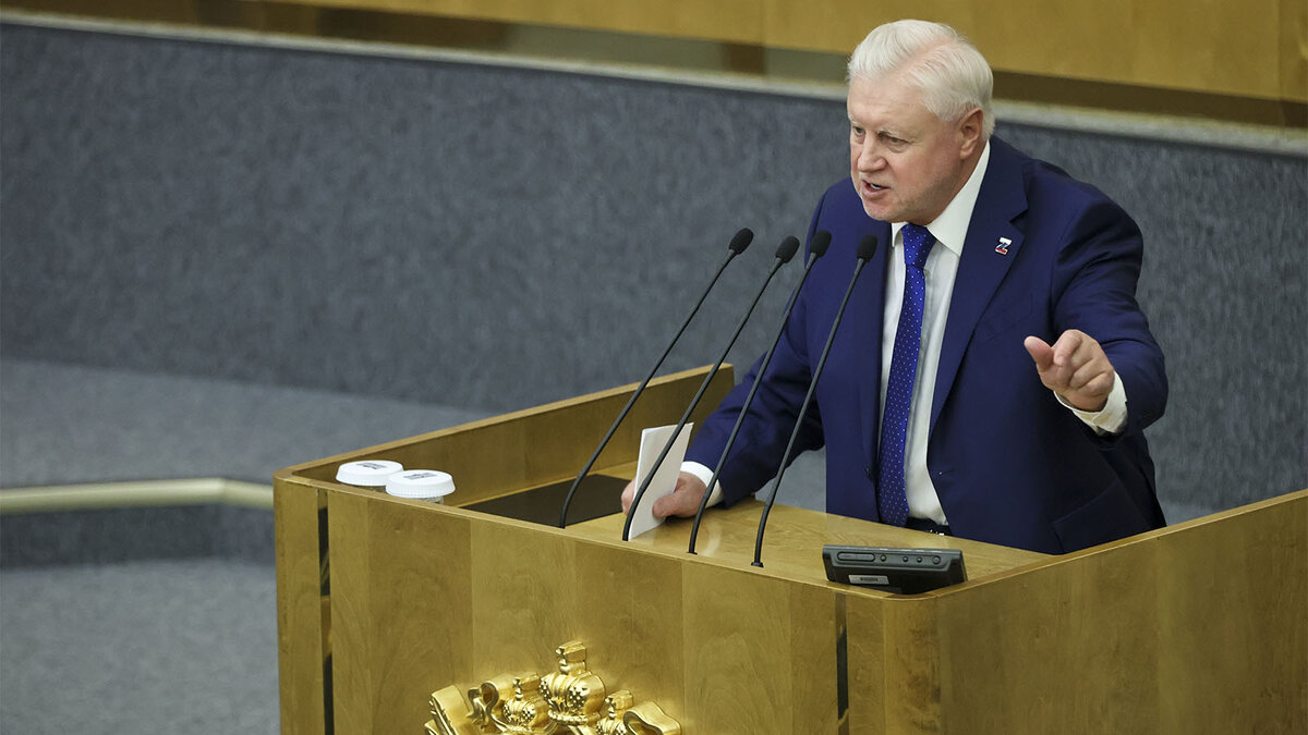 
– Банки ищут лазейки для повышения поборов, при том что у них с доходами и так все хорошо. На этом фоне нужно не снижать порог банковских комиссий, а вообще отменять большинство из них, как давно настаивает наша фракция.