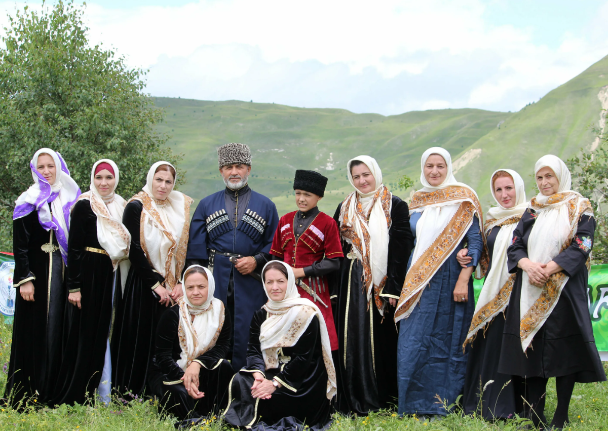Северный кавказ сегодня. Национальная одежда Дагестана аварцев. Национальная одежда даргинцев Дагестана. Народы Кавказа аварцы. Дагестан национальные костюмы аварцев.