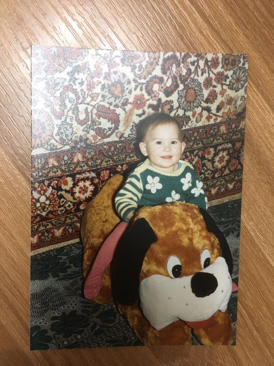 Лучший детский свитер. Мама сказала, что после того как я из него выросла, не смогла распустить. Подарила знакомой с маленьким ребенком. 1995-1996 год. 