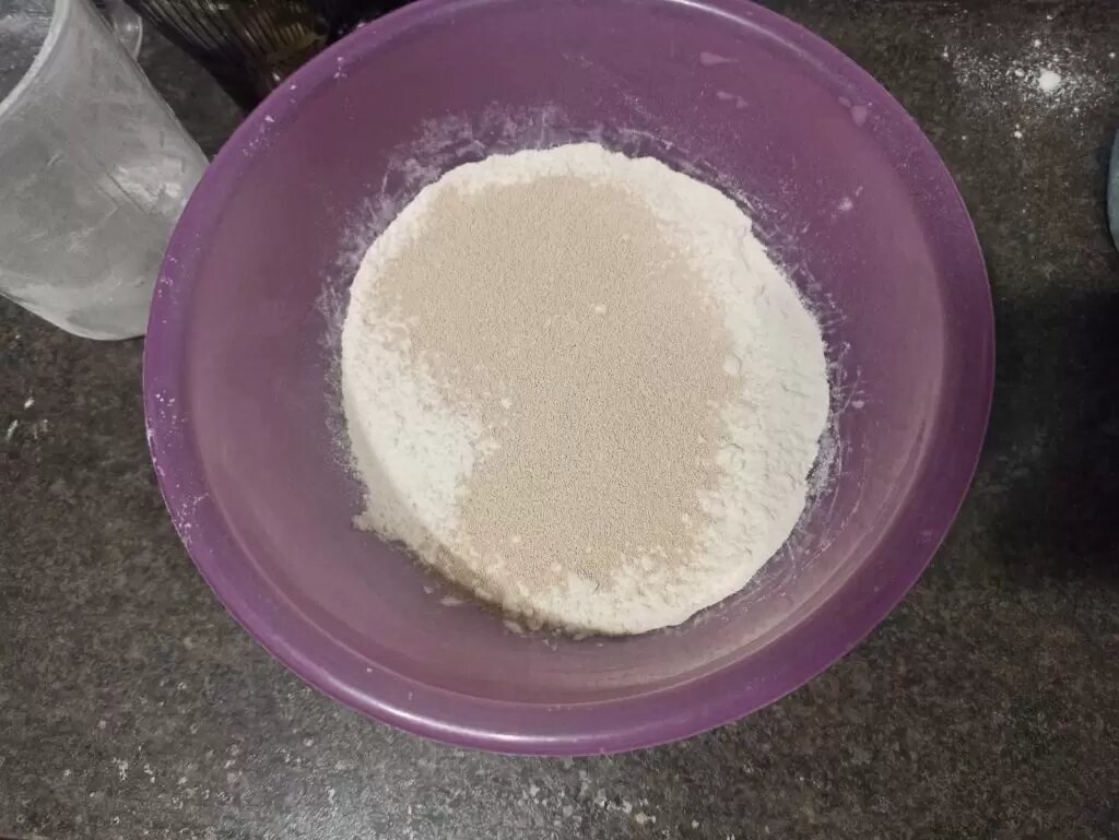 Всыпаем дрожжи в муку