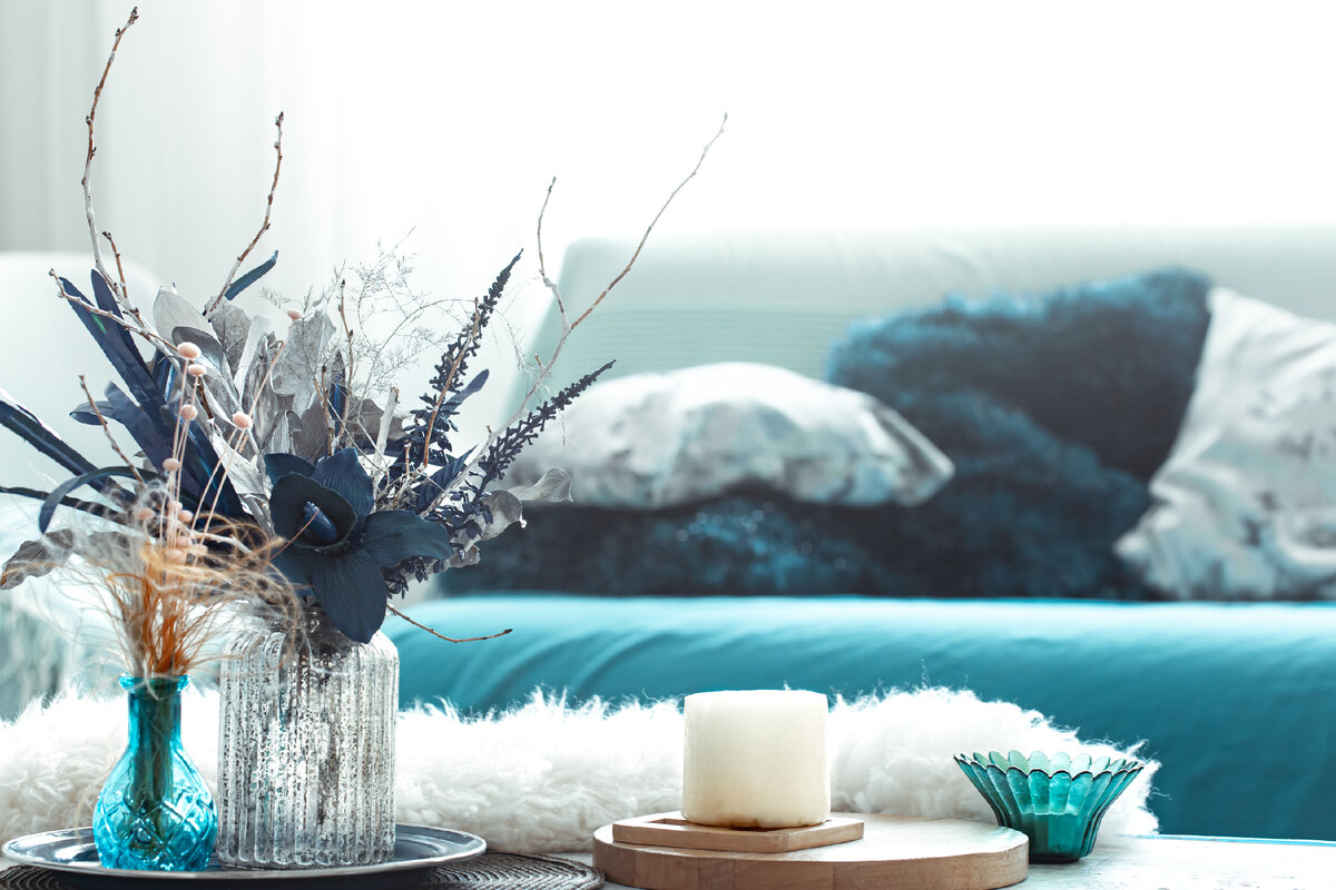 <a href="https://ru.freepik.com/free-photo/modern-living-room-with-artificial-flowers-in-a-vase-and-home-decor-items-on-wooden-light-table_9503791.htm#query=%D1%85%D0%BE%D0%BB%D0%BE%D0%B4%D0%BD%D1%8B%D0%B9%20%D0%B4%D0%B8%D0%B7%D0%B0%D0%B9%D0%BD%20%D0%B8%D0%BD%D1%82%D0%B5%D1%80%D1%8C%D0%B5%D1%80%D0%B0&position=8&from_view=search&track=ais">Изображение от pvproductions</a> на Freepik