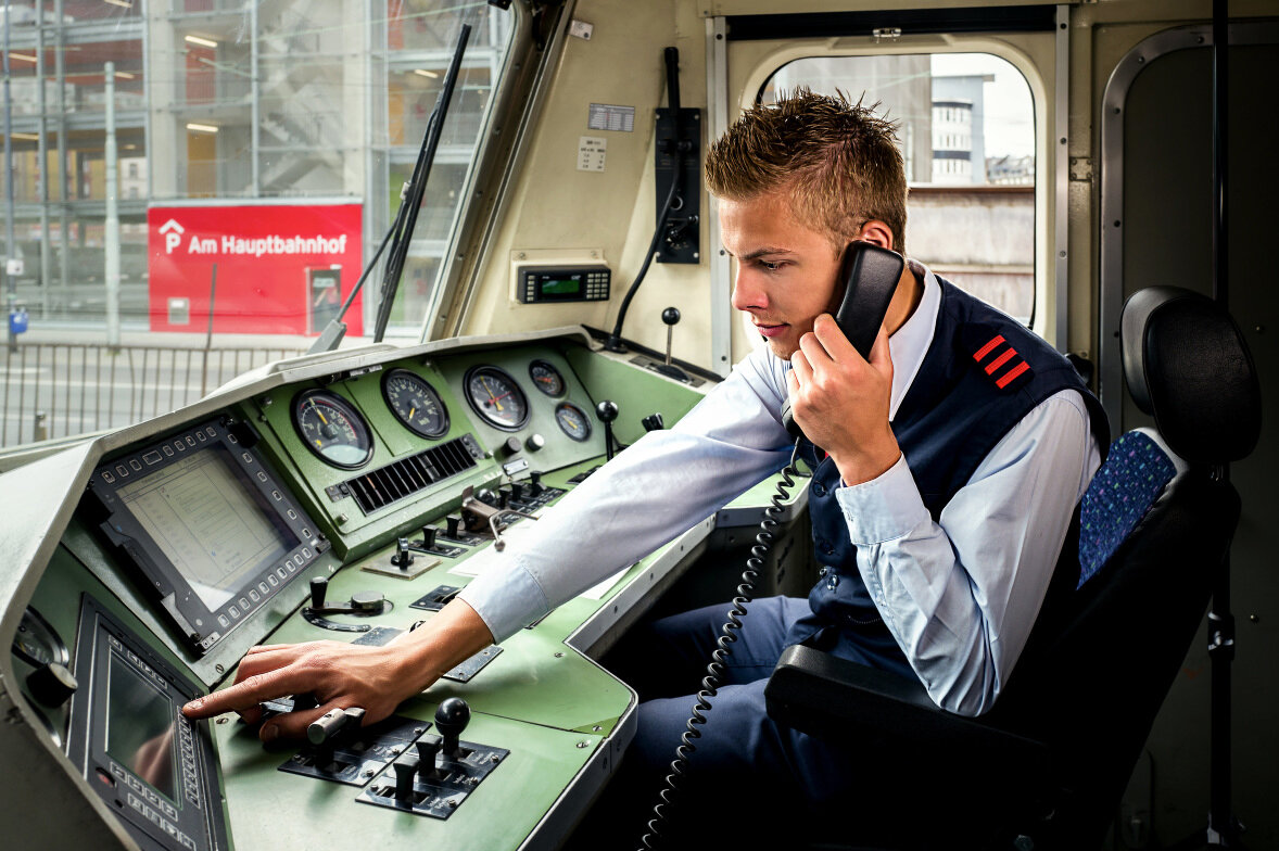 Машинист превысил скорость. Машинист Локомотива в Deutsche Bahn. Поездная радиосвязь РЖД. Машинист электропоезда метрополитена. Форма машиниста.
