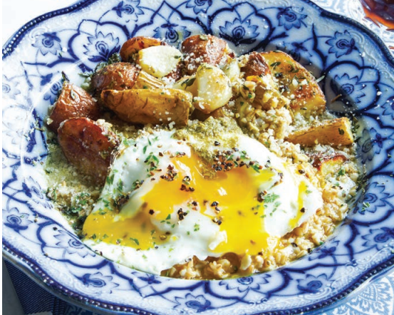 Овсянка с соусом песто и жареным картофелем (фото из журнала GRIT)