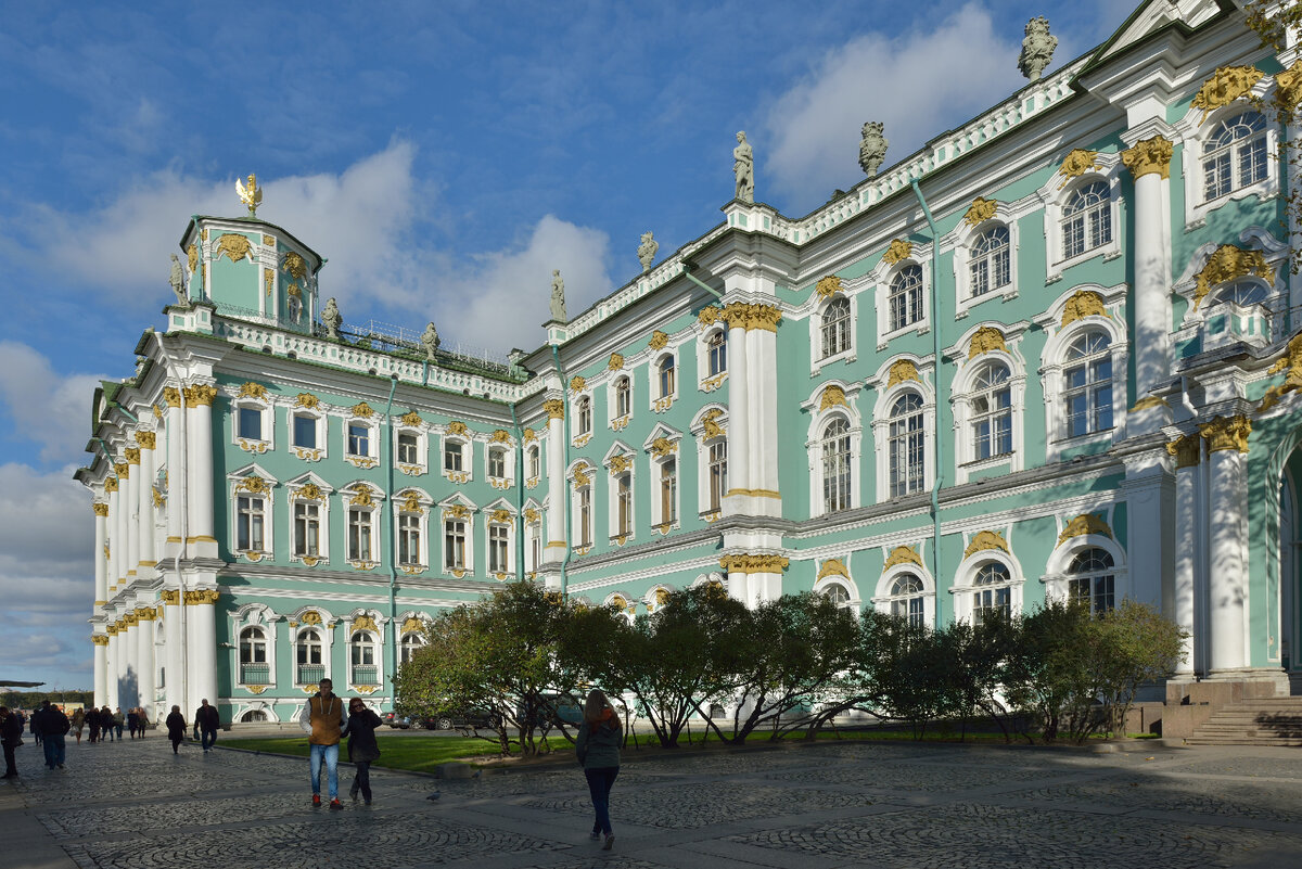 Зимний дворец - одно из красивейших зданий в России, место приемов императорской семьи и проведения балов для высшего общества.