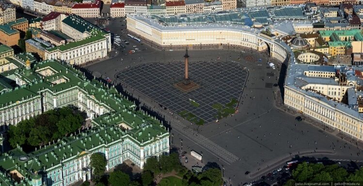 Дворцовая площадь Санкт-Петербурга. Фото из интернета.