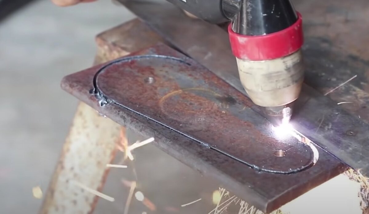      Вырезаем стенки