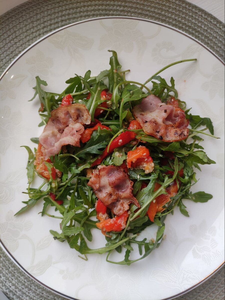    Салат с руколой, беконом, болгарским перцем и киноа
