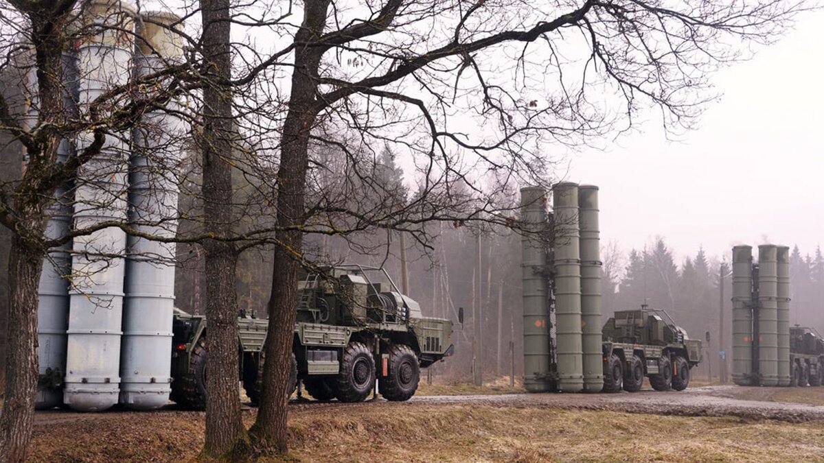 В Белгородской области российские средства ПВО перехватили ракеты противника над Белгородом: осколками повреждены жилые постройки, административные здания и вагоны поездов. Мирные жители не пострадали.