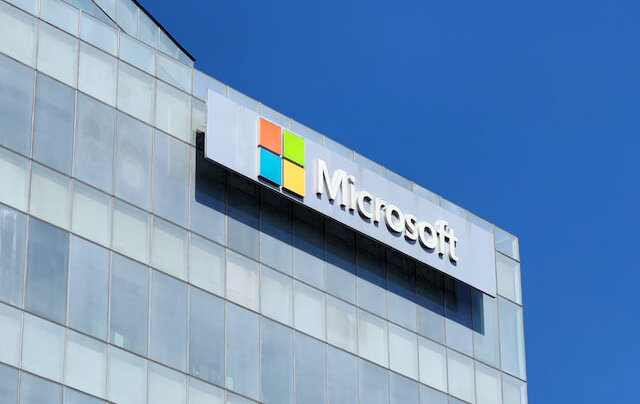 Офисное здание с вывеской Microsoft