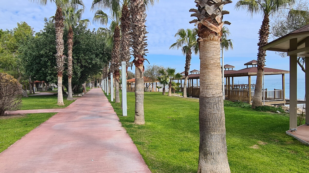 AKKA HOTEL ANTEDON. Обилие зелени