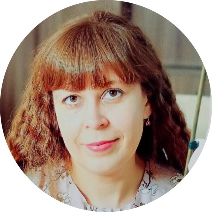 «Прежде всего следует определить круг заданий, которые вызывают наибольшее затруднения. Как это сделать? Тестовую часть выполнить самому и сверить с ответами, а творческое задание попросить проверить учителя или, что еще лучше, эксперта предметной комиссии, чтобы понять, каких знаний вам не хватает и какие нюансы при выполнении заданий учесть. Потом начинайте изучать теоретический материал. Если правило не знаете - попадете впросак! Теория отработана? Приступаем к практической части: каждое задание проходим много раз, анализируя допущенные ошибки. Возьмите себе за правило: занимаюсь по 30 минут, но каждый день», - рекомендует учитель русского языка и литературы средней школы №57 Ульяновска Анжелика Леонтьева.