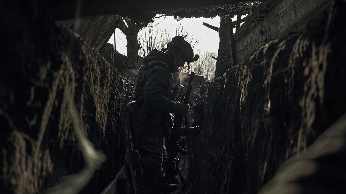    Украинский солдат в окопе в Донецкой области© AP Photo / Libkos