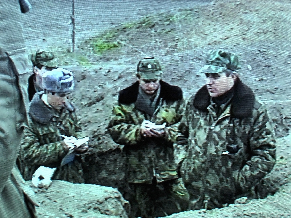 Командующий войсками округа не проходил мимо того, что могло навредить безопасности  людей. Без каких-либо отчитываний и вызовов "на ковер" учил, и учил подчиненных офицеров и генералов. На снимке генерал-полковник Анатолий Квашнин справа, а левее - начальник инженерных войск Северо-Кавказского военного округа Герой России генерал-майор Александр Красников. Импровизированное занятие в боевых порядках.