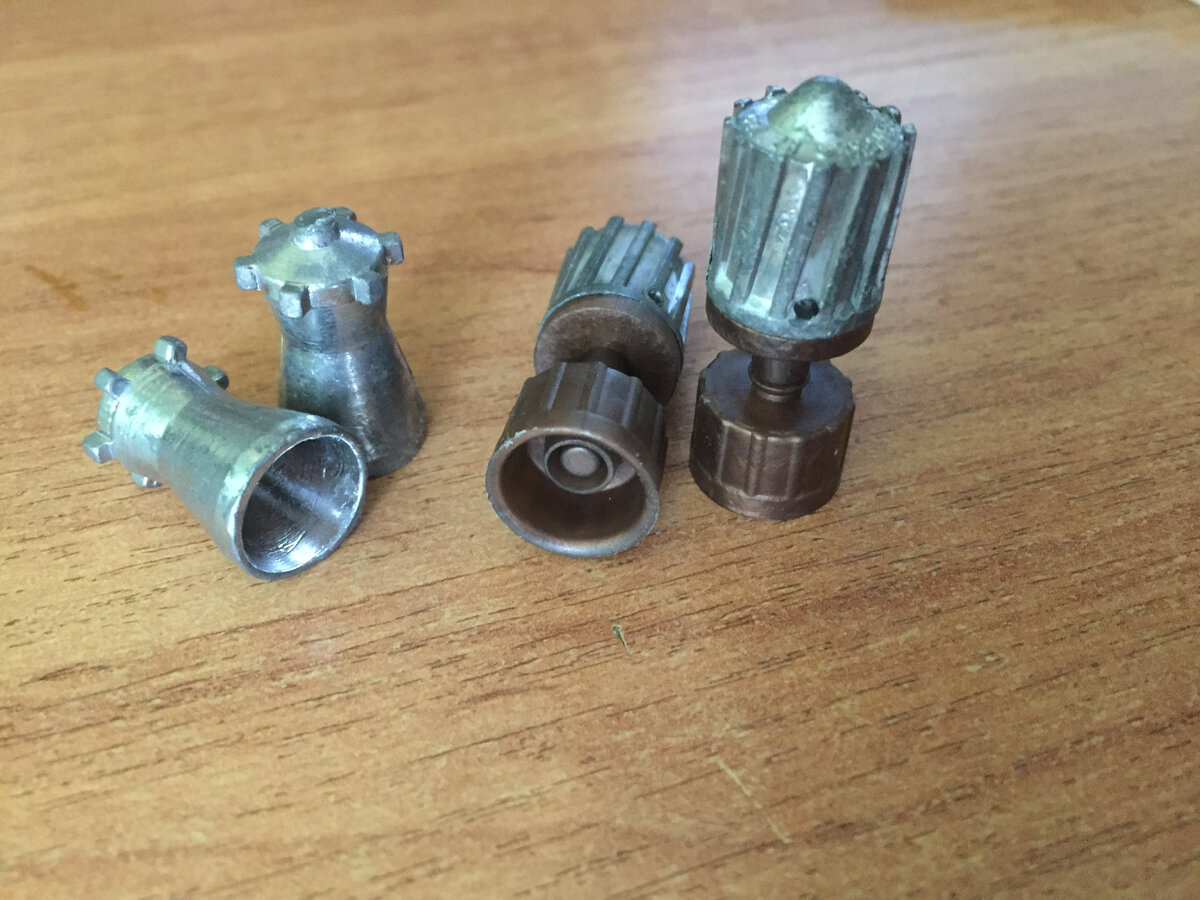 Колпачковая Диаболо, роль ведущего пояска выполняют зубы на голове пули и край юбки. В Бреннеке - ребра