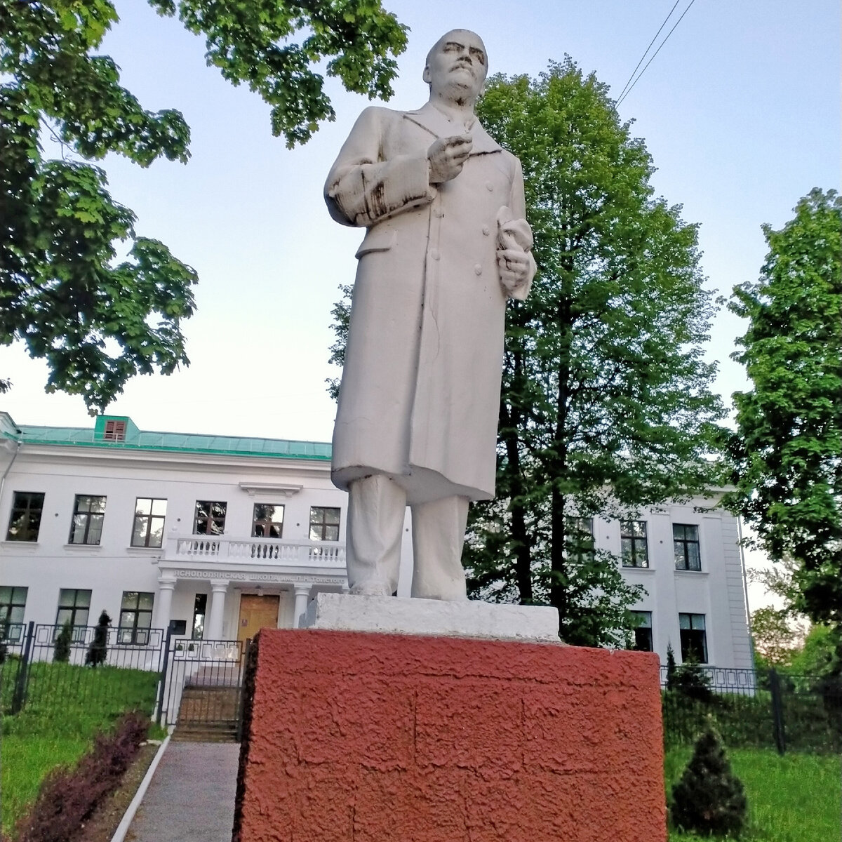 Тело Сталина, а голова Ленина? Загадочная скульптура в Ясной Поляне и её  странная история | Душевный шагомер | Дзен