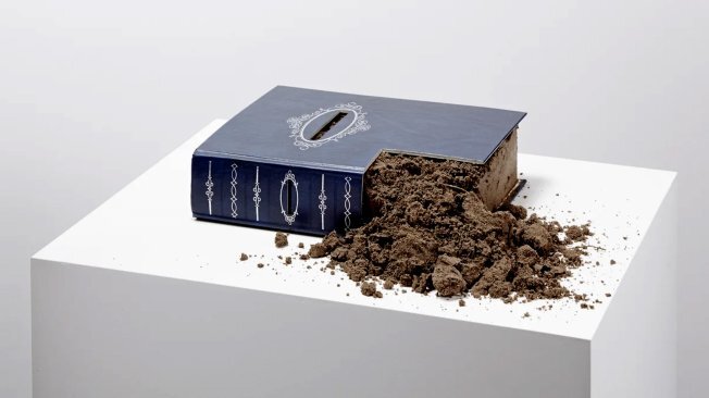 «Без названия», 2011, из серии работ «Без названия (война)», 2011. (Фото Aslan Goisum)