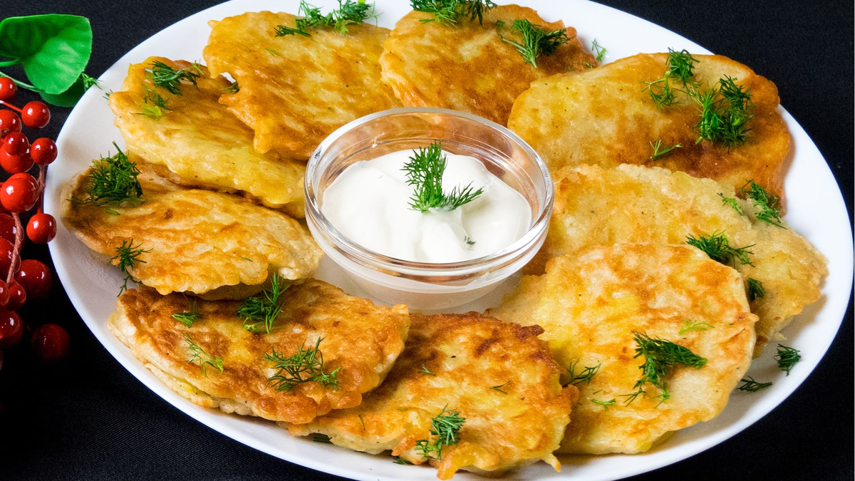 Драники классические без яиц. Белорусская Национальная кухня драники. Белорусская кухня драники. Драники белорусское национальное блюдо. Драники из картофеля белорусской кухни