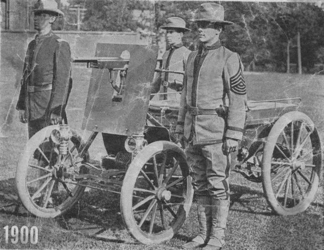 Davidson-Duryea Light 4-Wheeled Car. Американский полковник Давидсон, вооружал пулемётом разные автомобили, изучая возможности нового средства вооружённой борьбы.