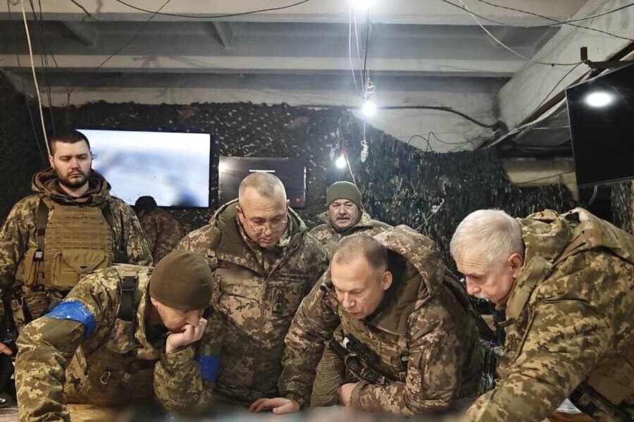 Укрогенерал Сырский планирует «контрнаступ» на Бахмут. Одна только недоработочка вышла – надо было еще вид сверху снять. Чтобы штабные карты с красными стрелами были видны. Ну, чтобы нашей разведке два раза не ходить!