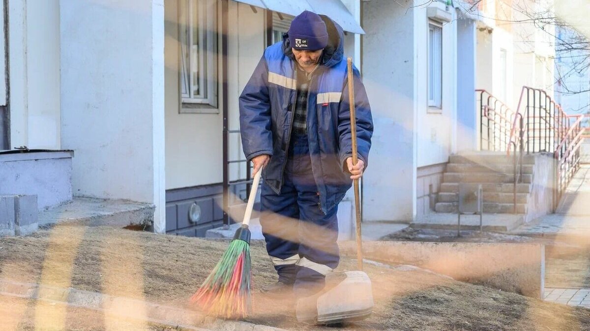     Если в прошлом году «Красноярская рециклинговая компания» отметила пять лучших дворников левобережья Красноярска, то в этом году среди победителей шесть человек.