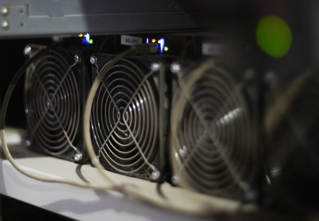    Стеллажи с фермами для майнинга криптовалют. Владимир Астапкович / РИА Новости