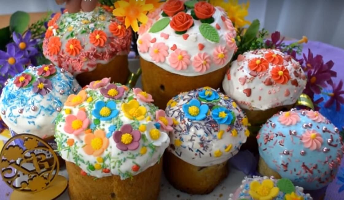 Цветочки из маршмеллоу на куличи пасхальные. Украшение куличей маршмеллоу на Пасху. Украшение куличей маршмеллоу. Цветы из маршмеллоу на кулич. Украшения для куличей из маршмеллоу цветы.