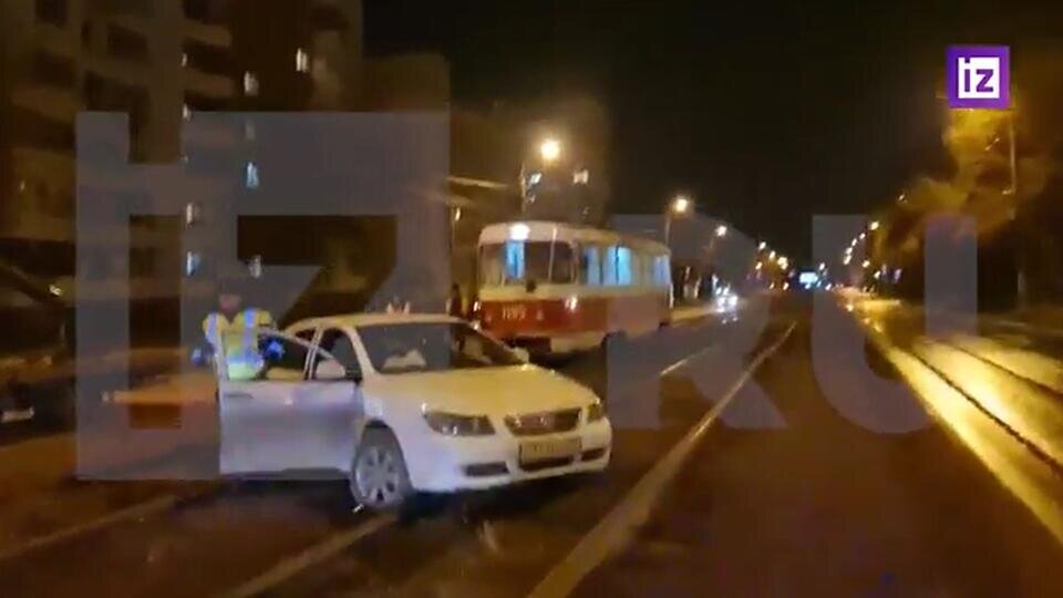     Мать с детьми попала в ДТП в Самаре и устроила дебош с инспекторами скрин из видео