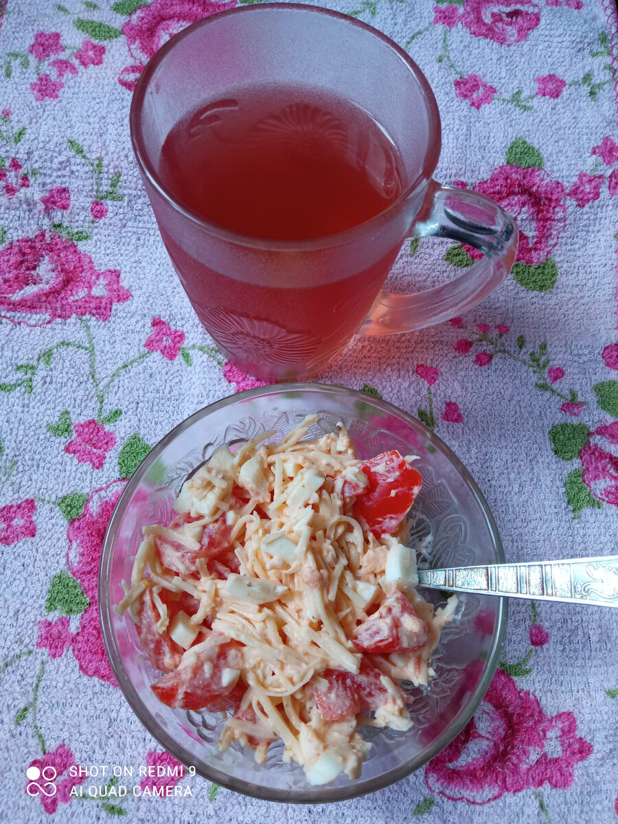 На перекус салат из помидоров с сыром и яйцом-160гр. Чай. К-0234,14    Б-17,95     Ж-16,02   У-3,33. Яйцо-1шт., помидор -1 шт., сыр твердый-33гр., сметана 10%-15гр.,соль,зелень и черный молотый перец по вкусу.Яйцо отварить и нарезать кусочками. Помидоры резать кубиками, сыр натереть на крупной терке.Все смешать,добавить сметану,соль и перец.Хорошо все перемешать. По желанию сверху можно посыпать зеленью.